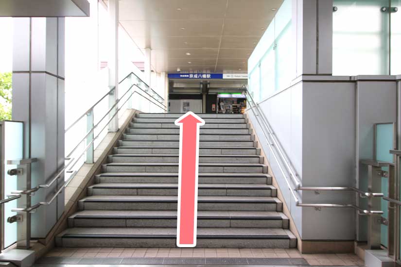 左手の階段を上り、京成本八幡駅に進みます